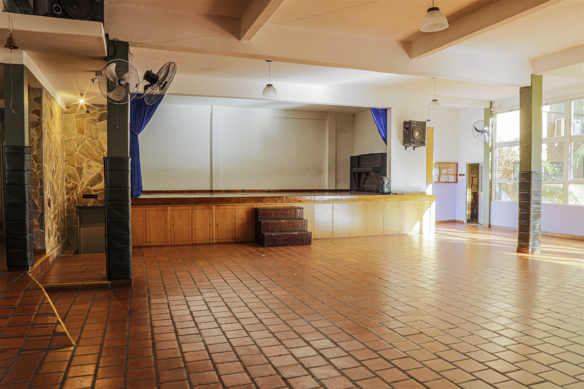 Salón de actos con escenario